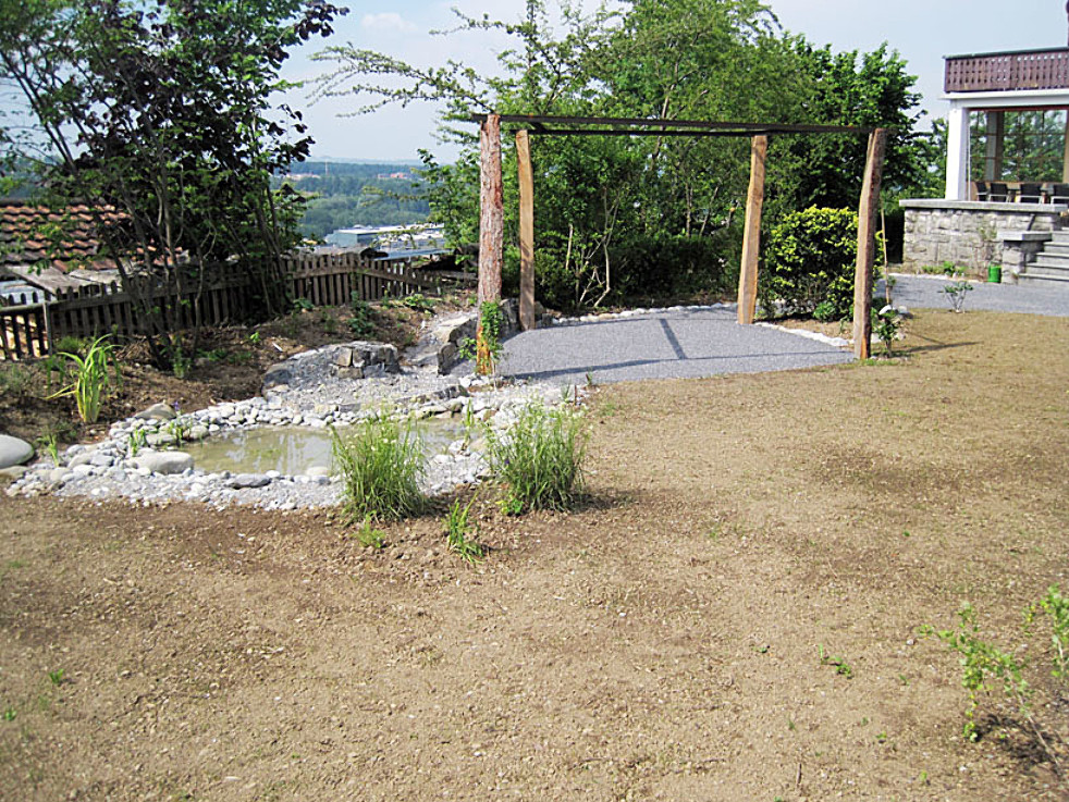 Kräuterspirale mit Teich und Pergola, Matthöhering Luzern, 2012