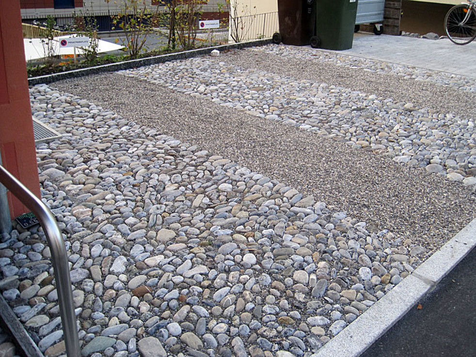 Parkplätze mit Bollenpflästerung, Wesemlinstrasse 13, Luzern, 2011