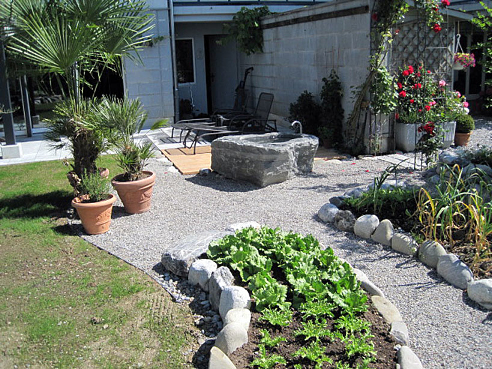 Gartenbeete, Kies mit Brunnen